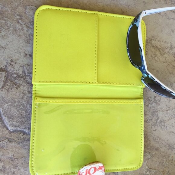 Sunglasses and‎ wallet - Picture 8 of 12